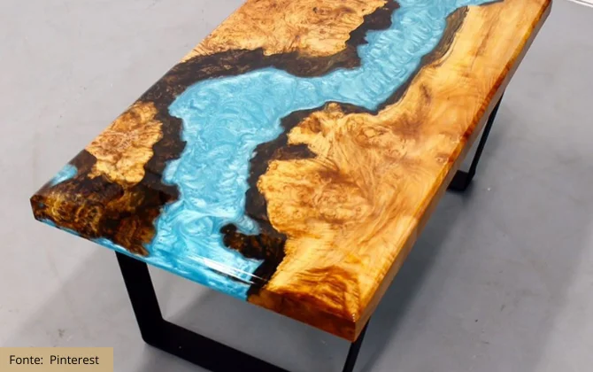 Mesa de madeira resinada