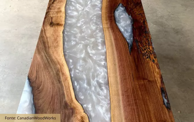 Mesa de madeira com acabamento em resina epoxi