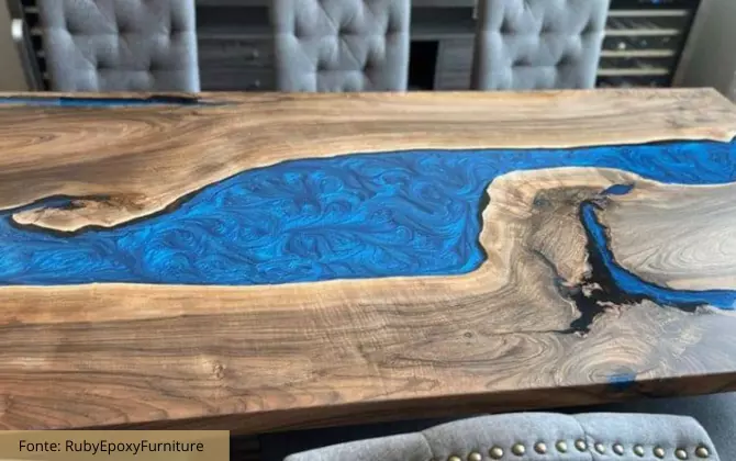 Mesa de madeira com resina
