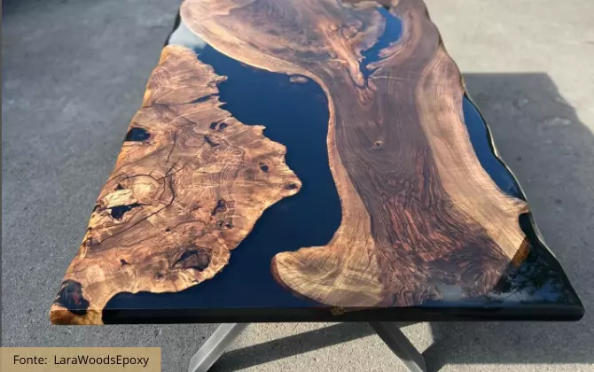 Mesa de madeira com resina