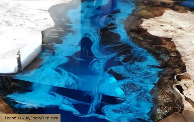 Mesa de resina com madeira