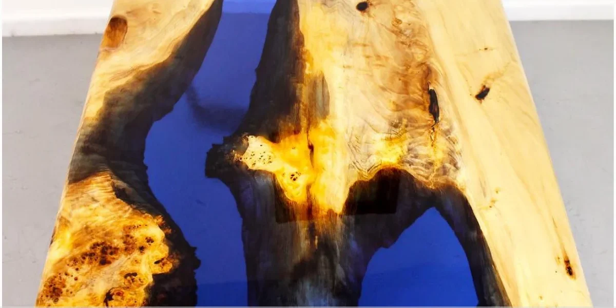 Mesa de resina com cadeiras