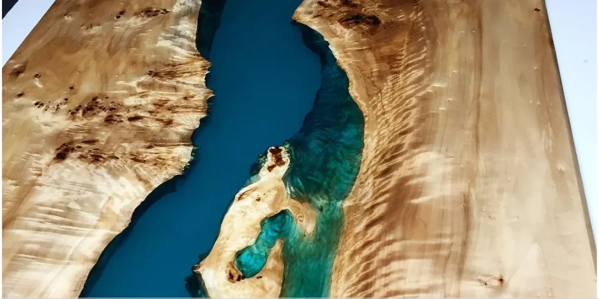 Mesa de resina com cacos de vidro