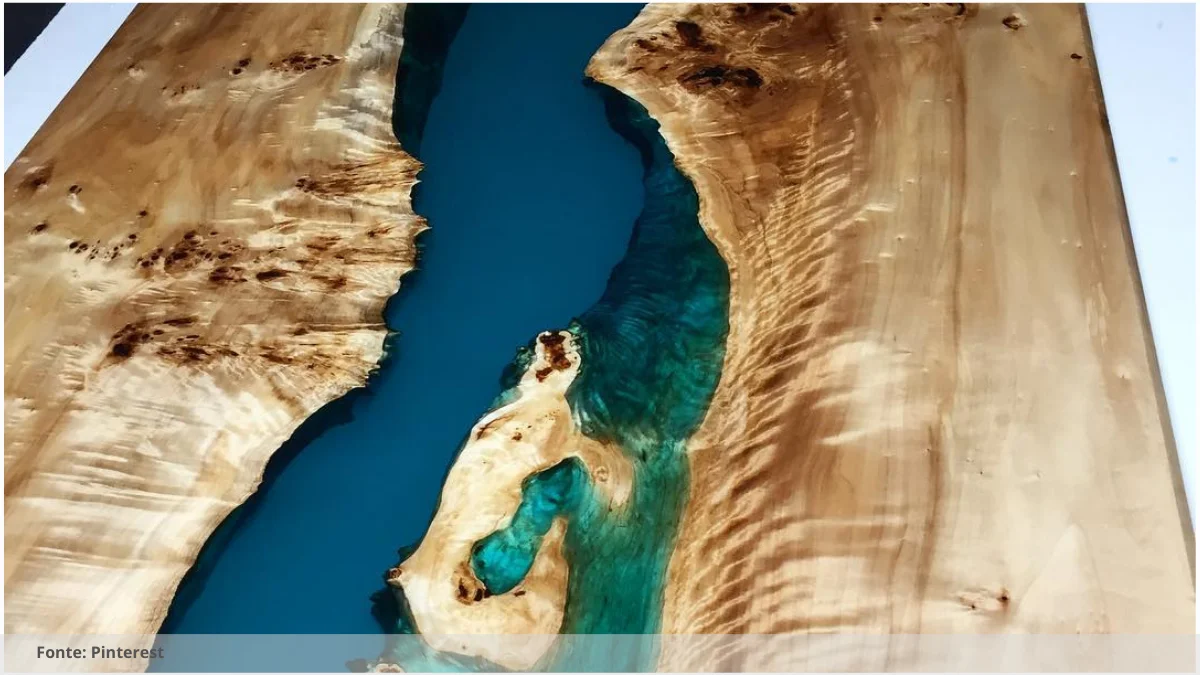 Mesa de resina com cacos de vidro