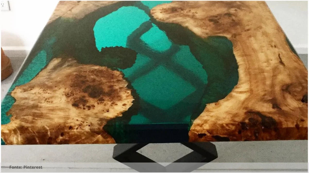 Mesa de resina com cacos de vidro
