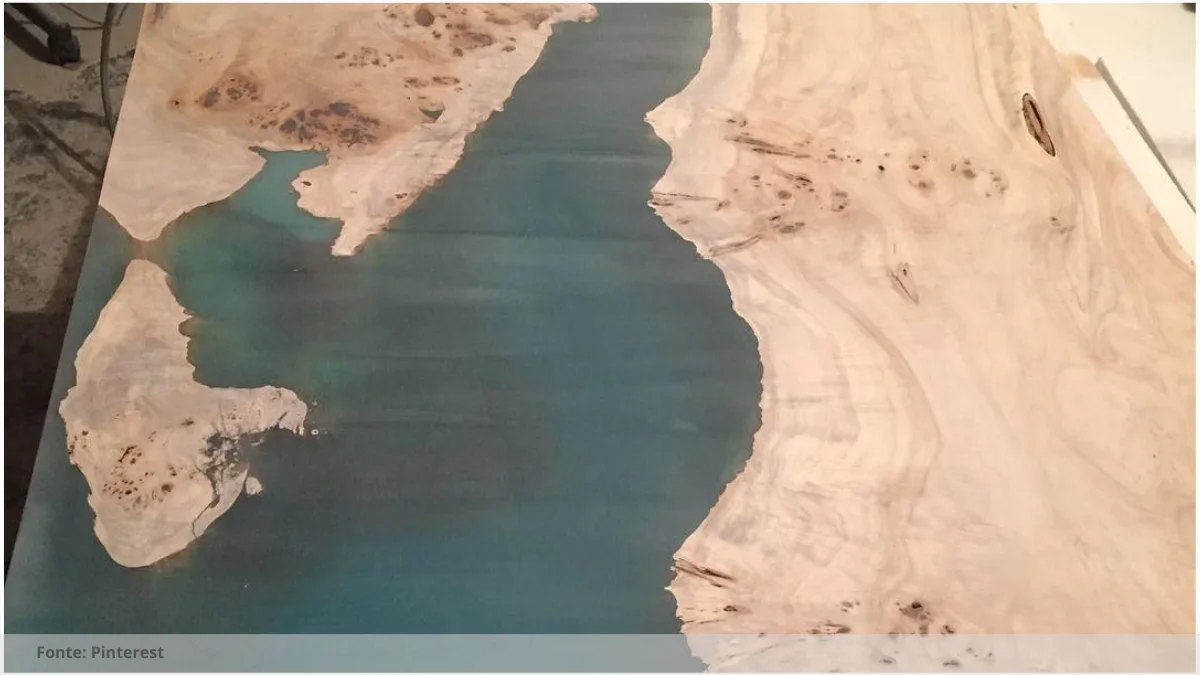 Mesa de madeira e resina epoxi Mesa de madeira e resina epoxi