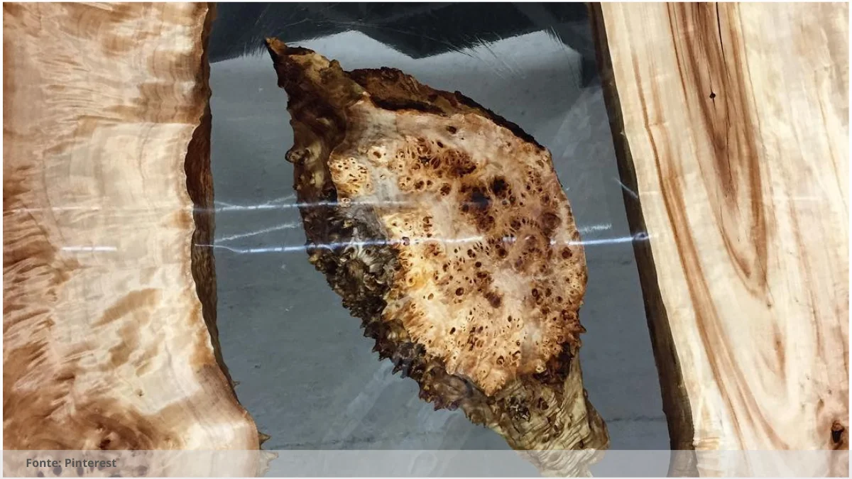 Mesa de madeira com resina azul