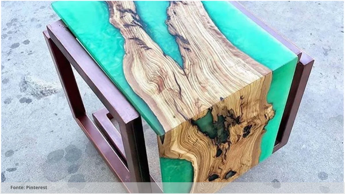 Mesa de madeira com resina azul
