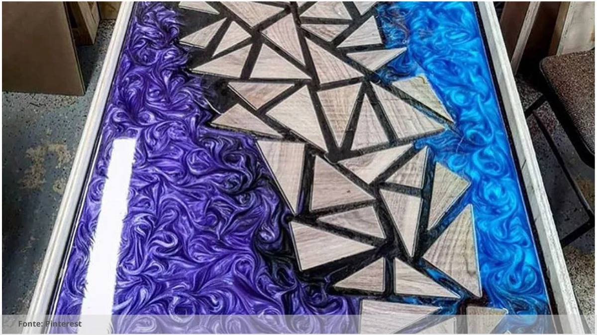 Mesa de madeira com resina Mesa de madeira com resina