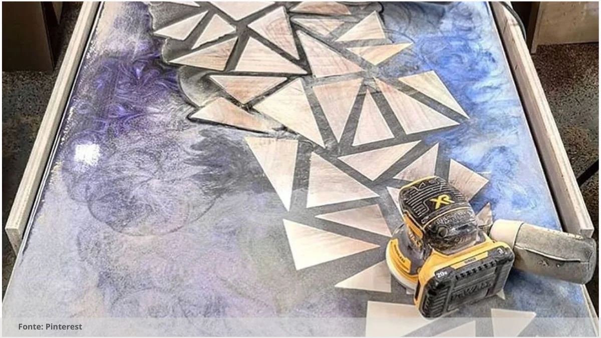 Mesa de madeira com resina Mesa de madeira com resina