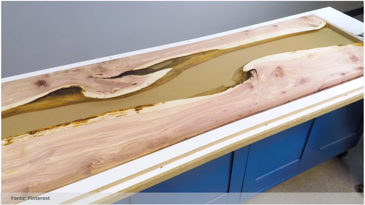 Mesa com resina colorida