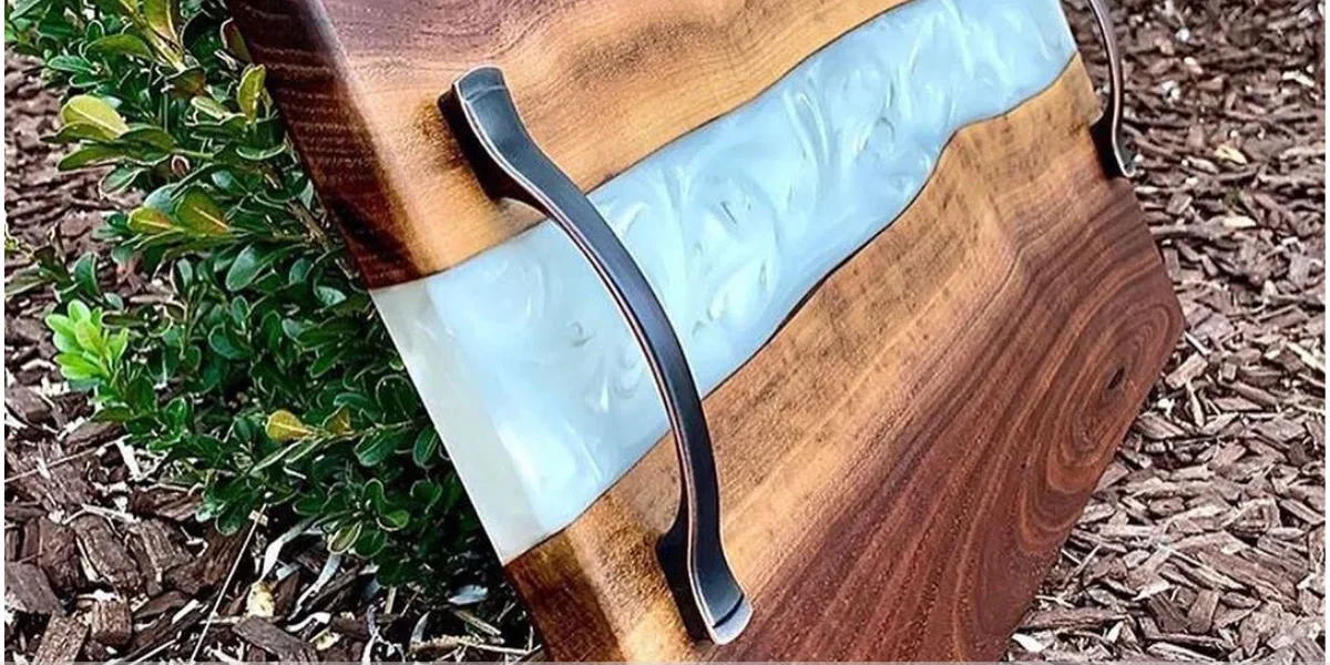 Mesa feita de resina e madeira