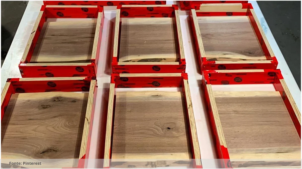 Mesa feita de resina e madeira