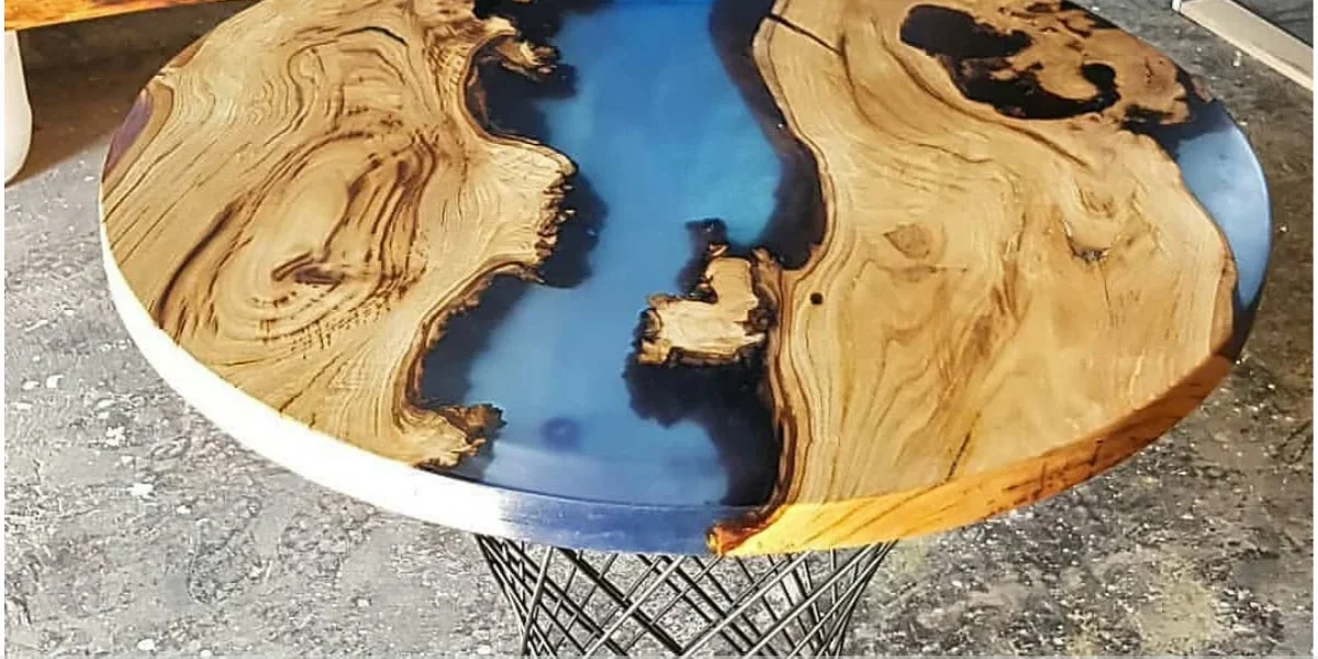 Mesa de troncos e resina