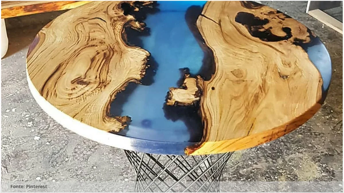 Mesa de troncos e resina