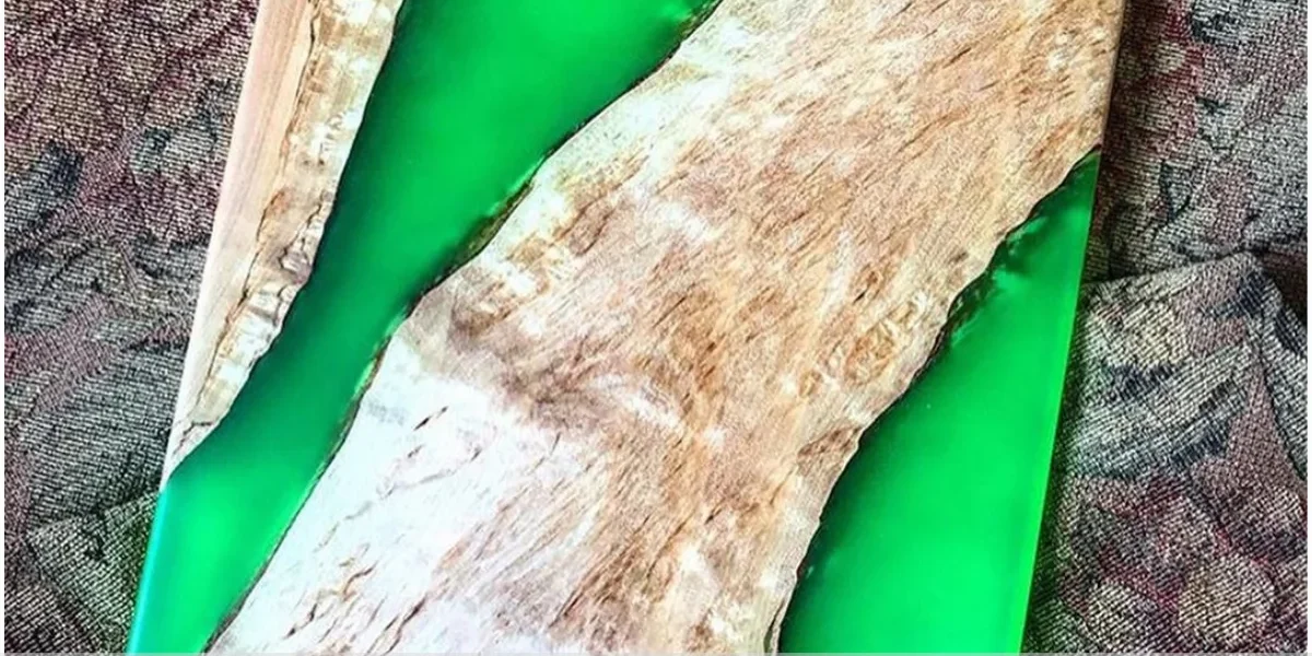 Mesa de resina epoxi com madeira