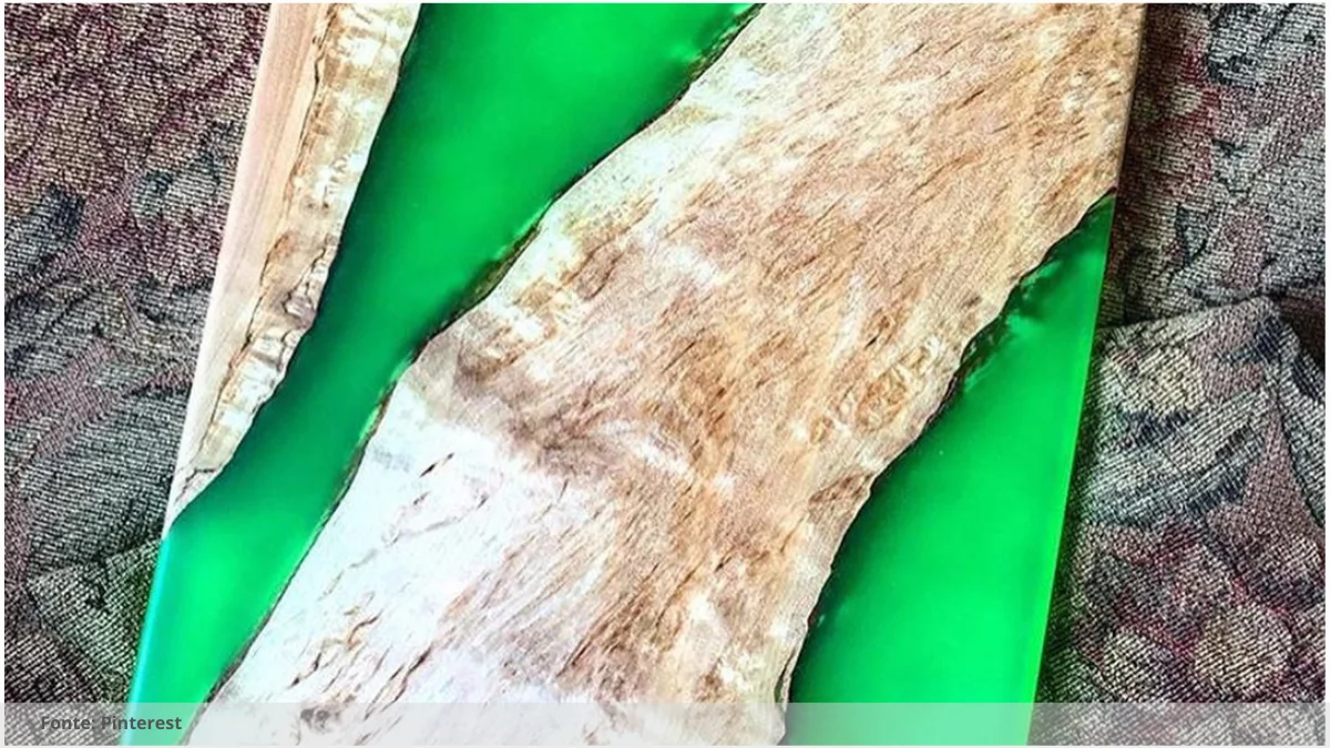 Mesa de resina epoxi com madeira