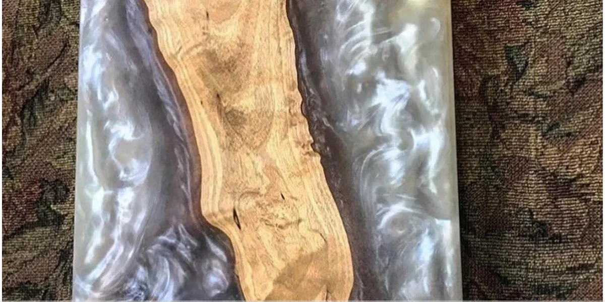 Mesa de resina epoxi com flores