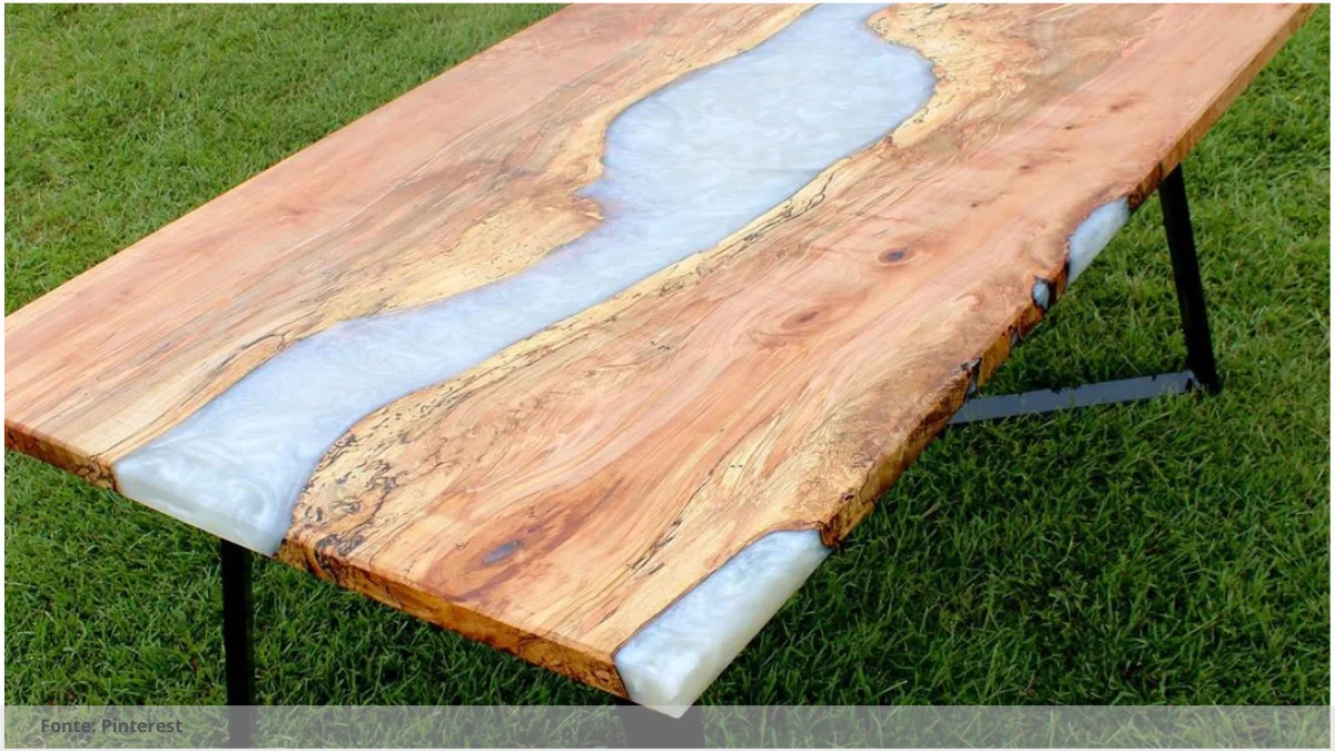 Mesa de resina com madeira