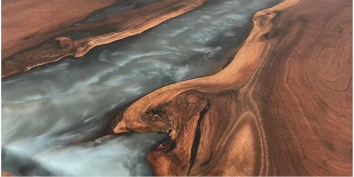 Mesa de resina com madeira