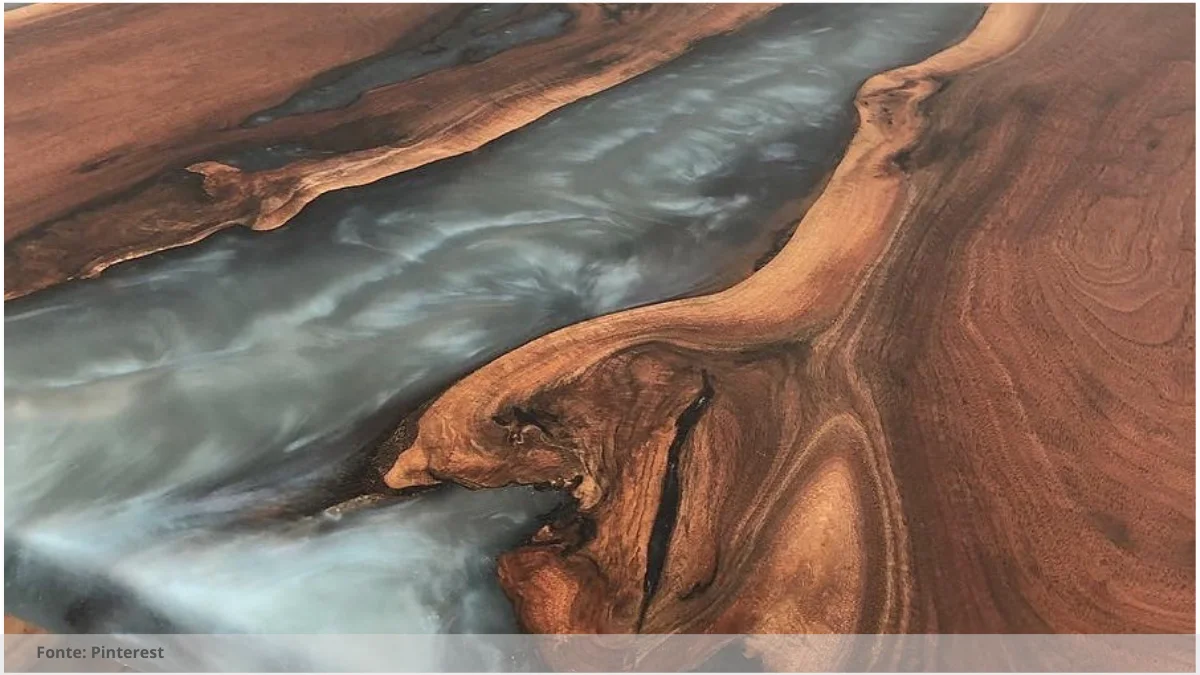 Mesa de resina com madeira