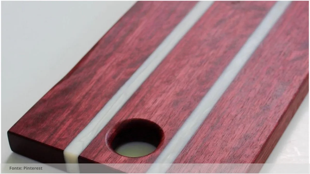 Mesa de resina com madeira queimada Mesa de resina com madeira queimada