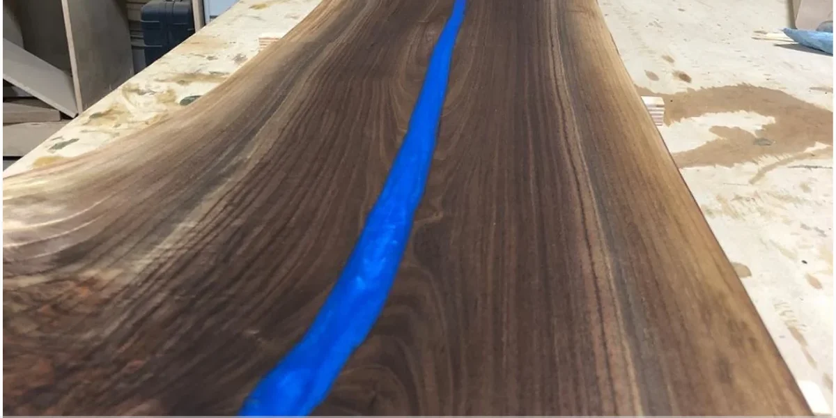 Mesa resinada de madeira