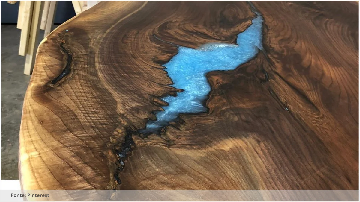 Mesa resinada de madeira