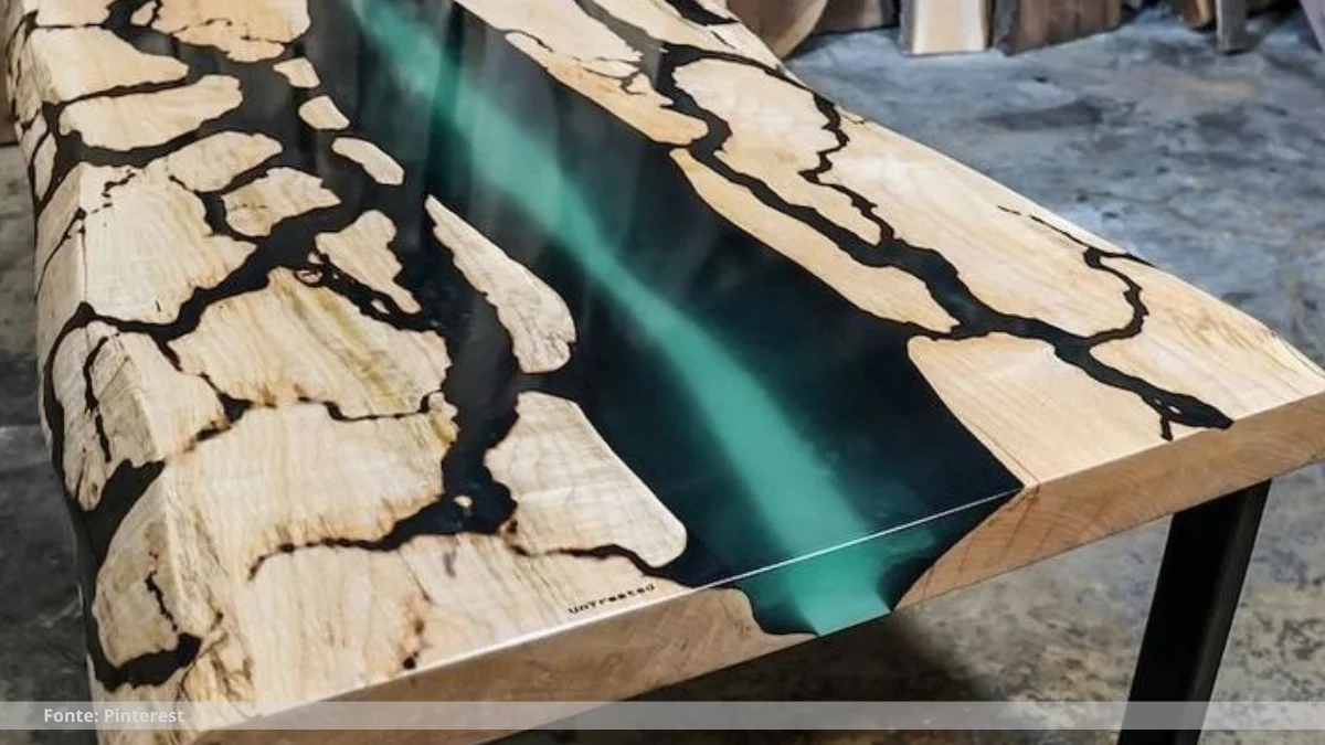 Processo de criação de mesa de madeira resinada