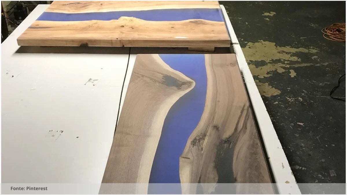 Mesa resinada com bordas naturais Mesa resinada com bordas naturais