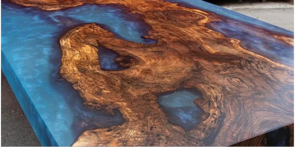 Mesa resinada com bordas naturais