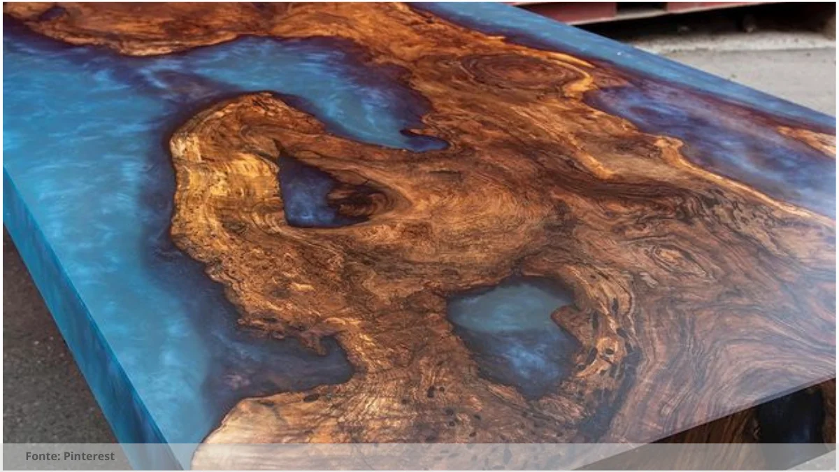 Mesa resinada com bordas naturais Mesa resinada com bordas naturais