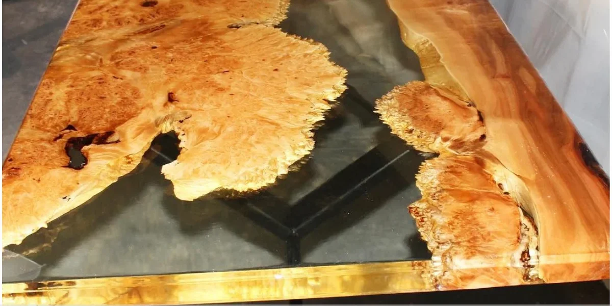 Mesa resinada para áreas de descanso