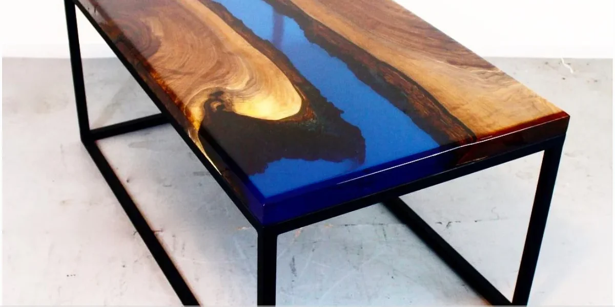 Mesa resinada para espaços de convivência