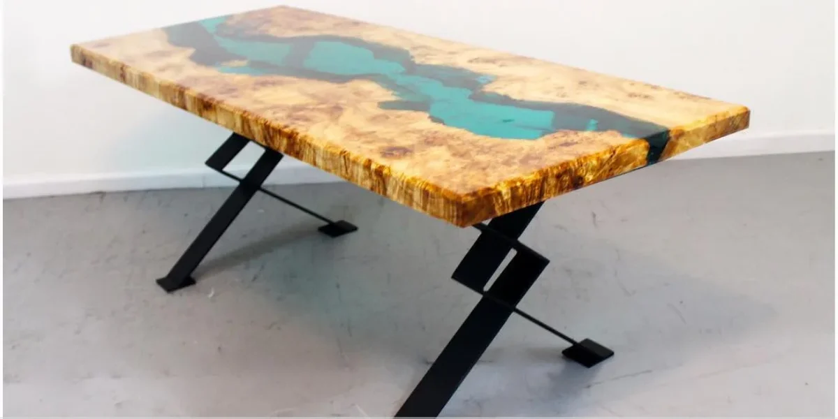 Mesa resinada para ambientes de trabalho colaborativo