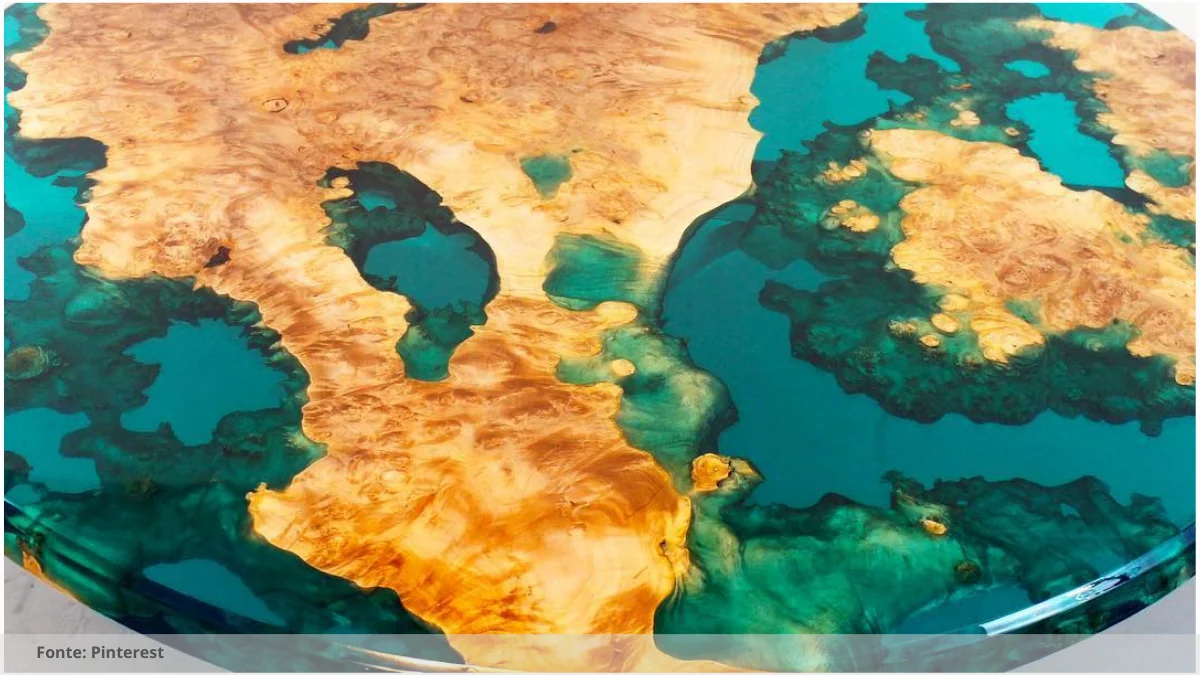 Mesa resinada com detalhes em resina colorida Mesa resinada com detalhes em resina colorida