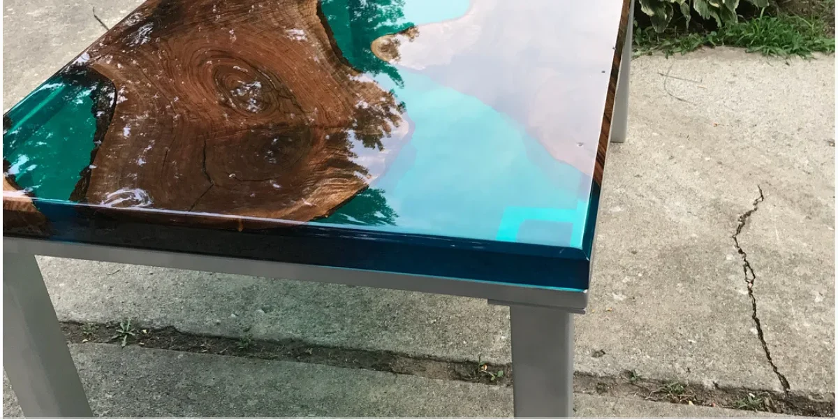 Mesa resinada para espaços reduzidos