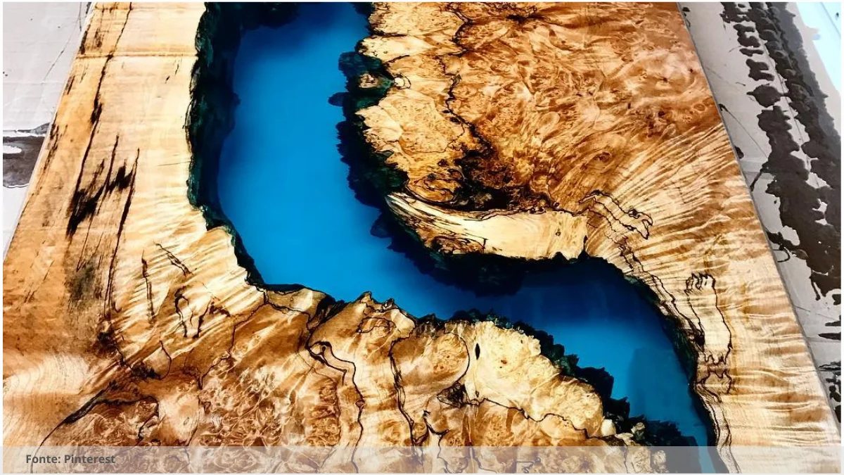 Mesa resinada com pés de aço