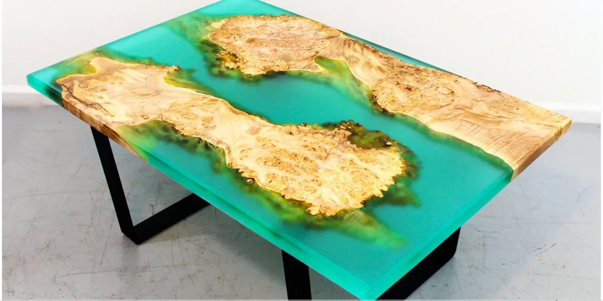 Mesa resinada com pés de aço