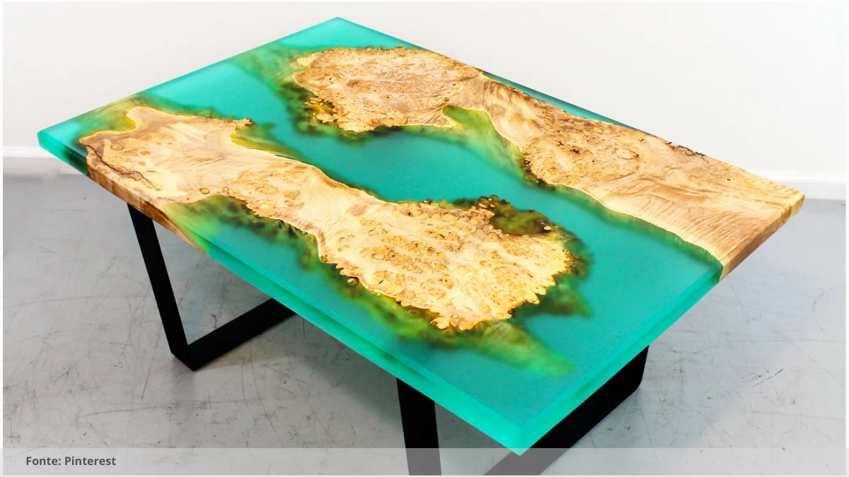 Mesa resinada com pés de aço