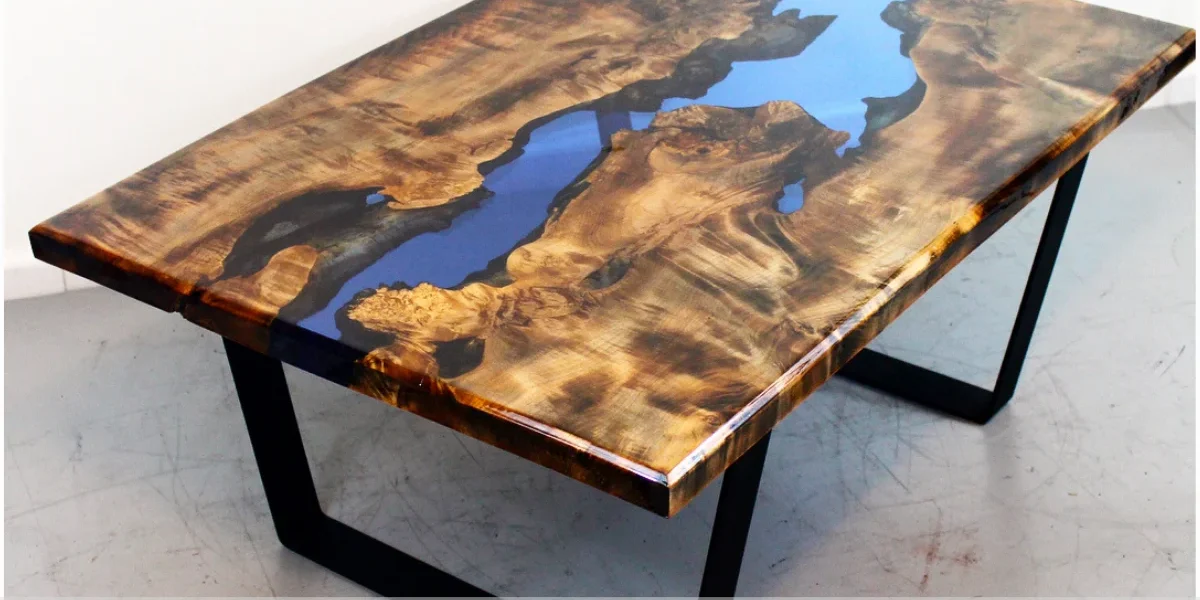 Mesa resinada com detalhes em madeira