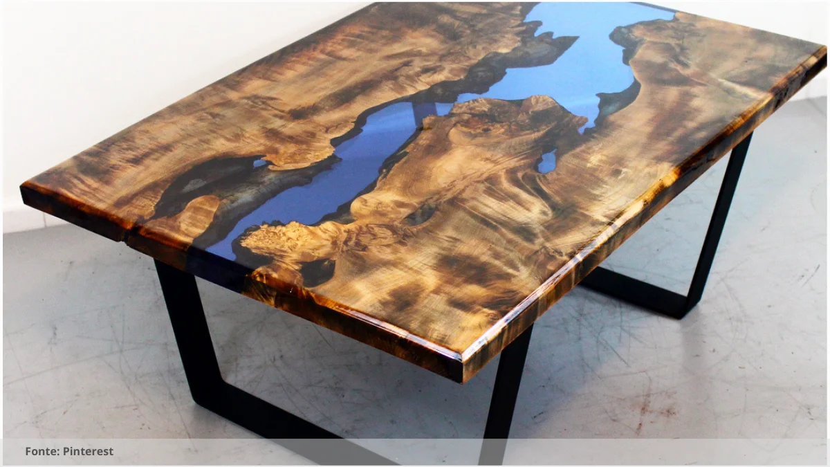Mesa resinada com detalhes em madeira