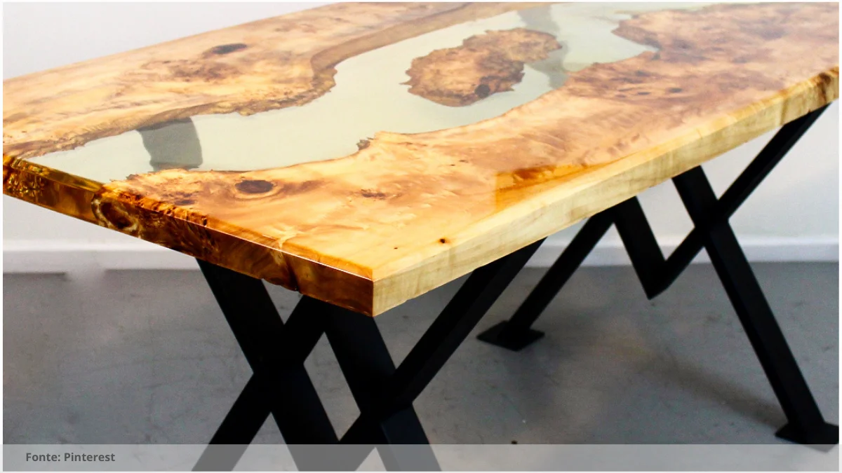 Mesa resinada com detalhes em madeira