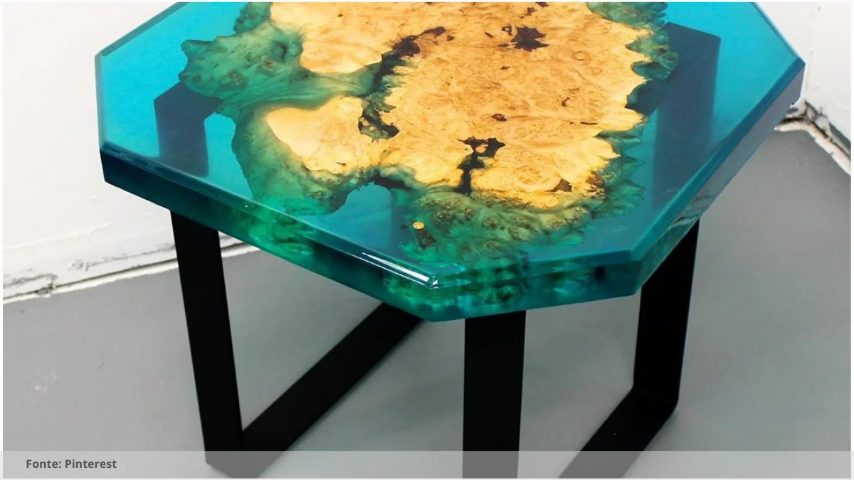 Mesa resinada para espaços de relaxamento