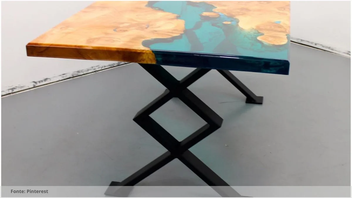 Mesa resinada para áreas de reunião