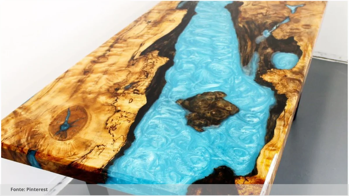 Mesa resinada para espaços colaborativos