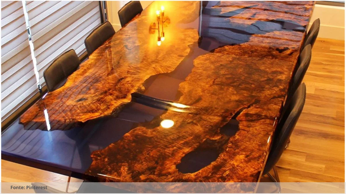 Mesa resinada para espaços colaborativos