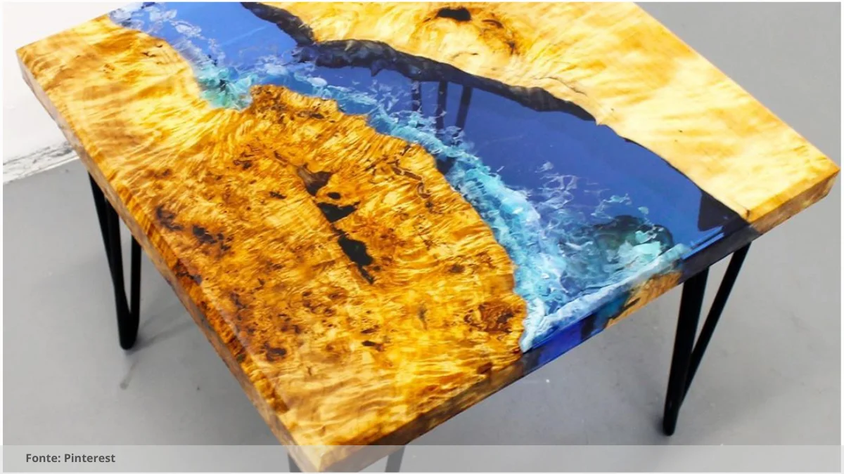 Mesa resinada para áreas de descontração