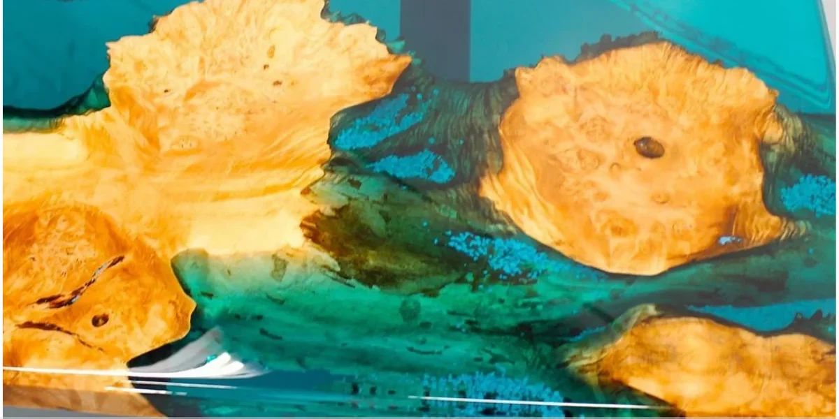 Mesa resinada para espaços de relaxamento