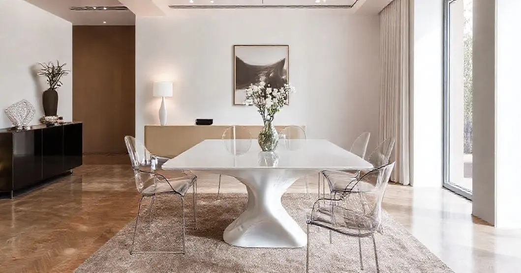 Conjunto de mesa de resina branca com cadeira de acrilico